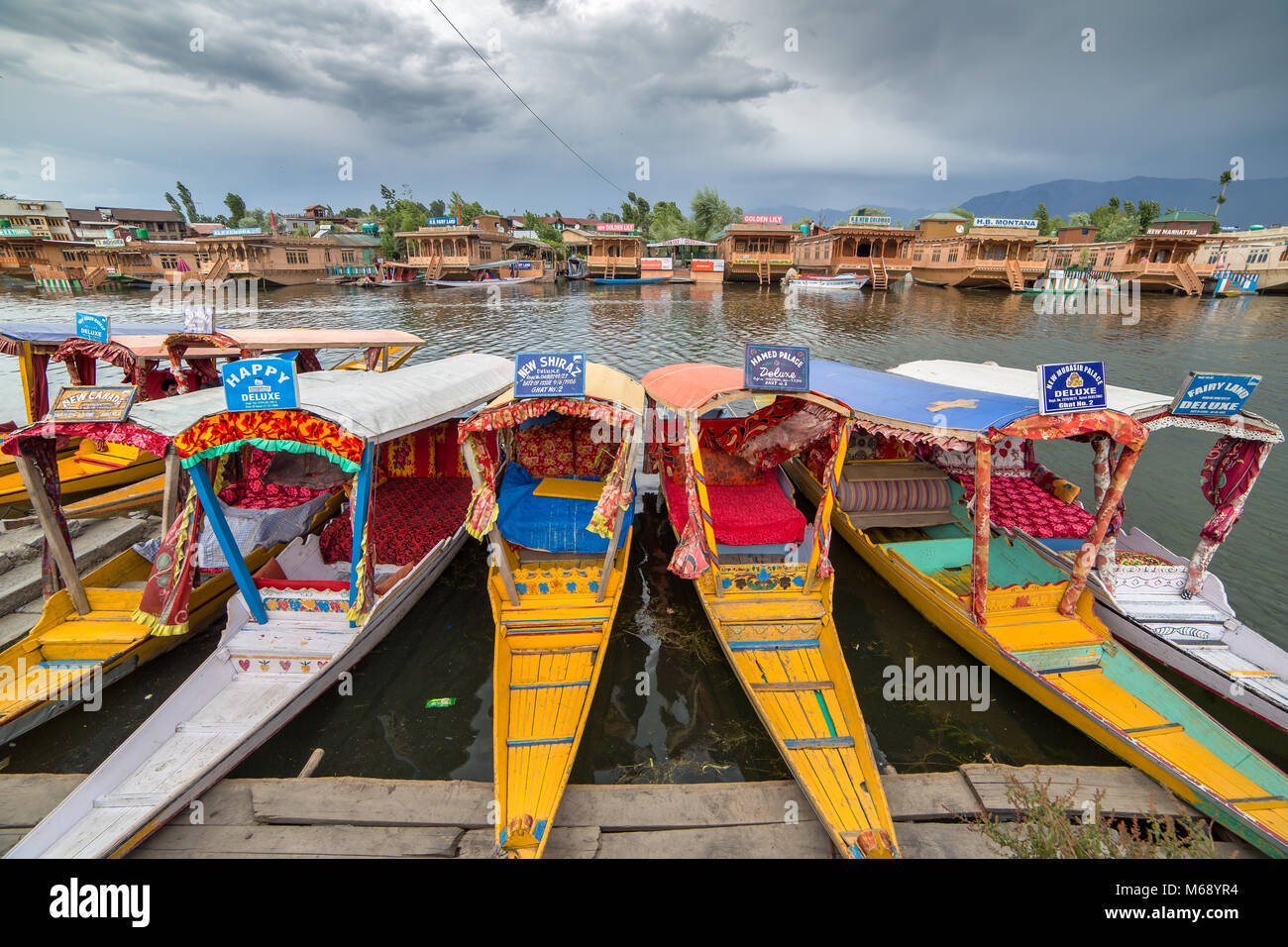 Srinagar, India - 14 Giugno 2017: shikara colorate barche in Dal lago, Jammu e Kashmir in India. La popolazione locale utilizzare shikara per trasporto in dal lago Foto Stock