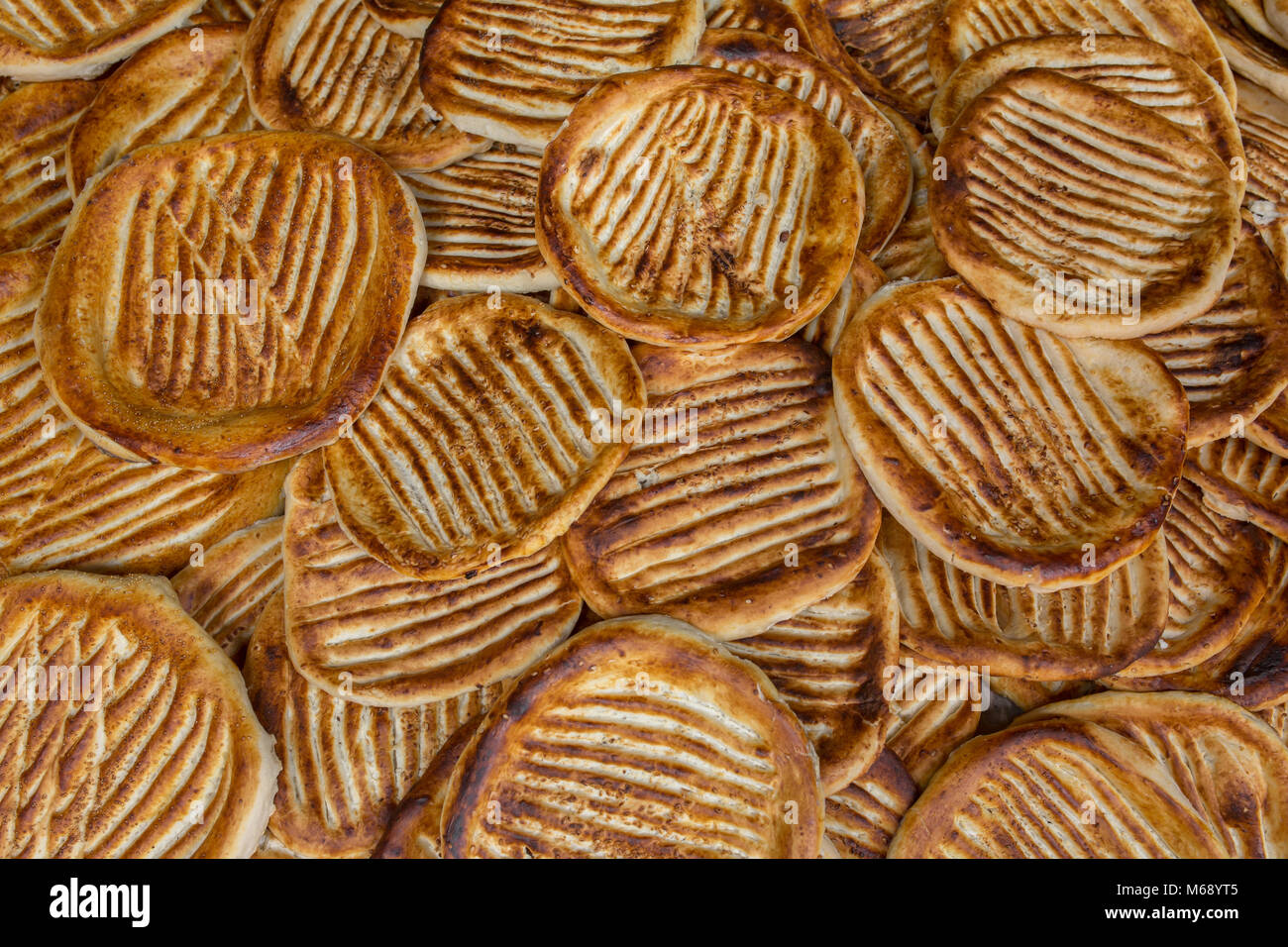 Ghev czhot o di ghee ki roti è un tradizionale del Kashmir pane appena sfornato a Srinagar, Jammu e Kashmir in India. Sfondo di pane. Foto Stock