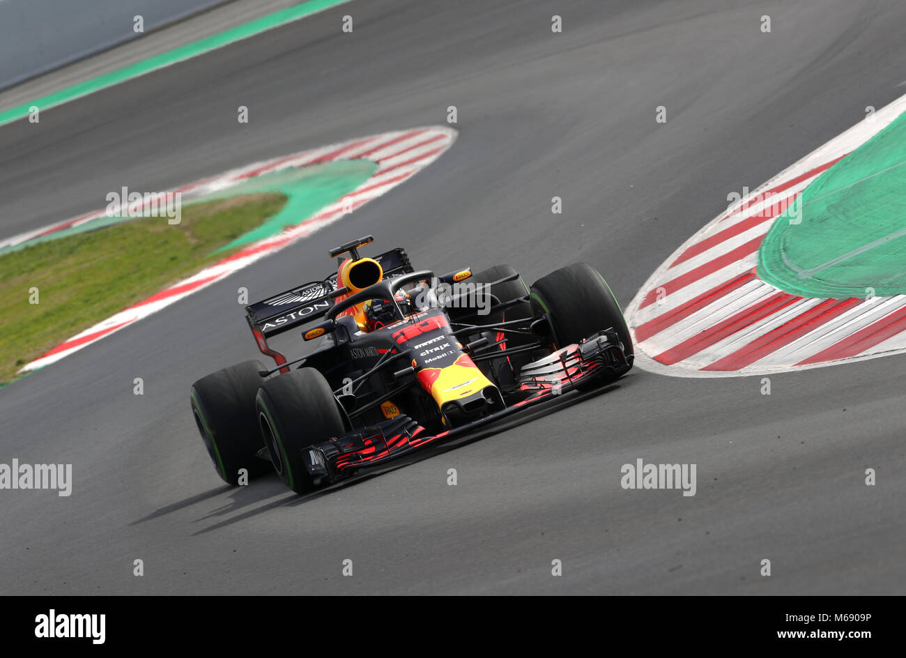 La Red Bull di Max Verstappen durante la quattro giorni di test pre-stagione sul circuito de Barcelona-Catalunya, Barcellona. Foto Stock