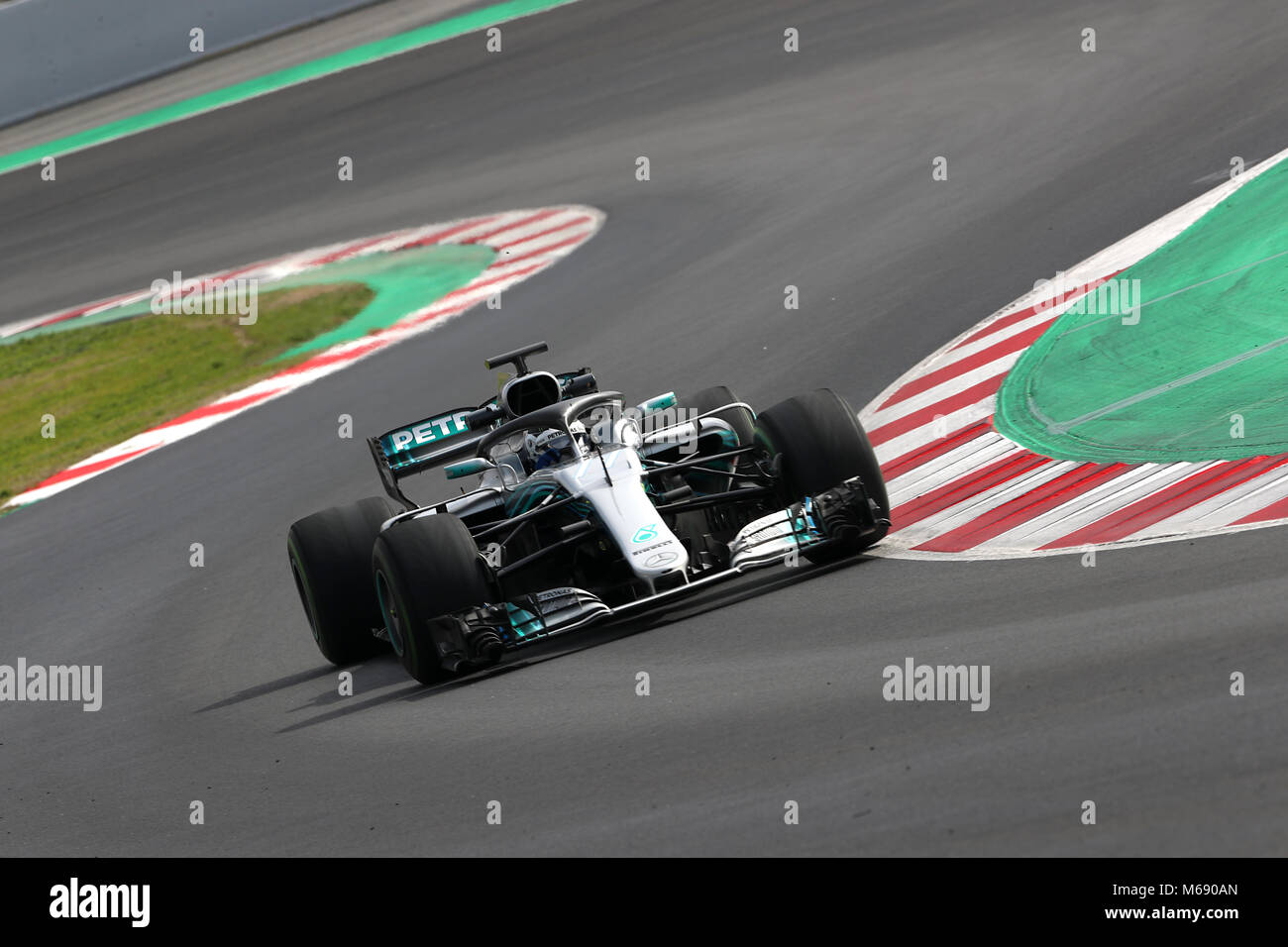 Mercedes' Valtteri Bottas durante la quattro giorni di test pre-stagione sul circuito de Barcelona-Catalunya, Barcellona. Foto Stock