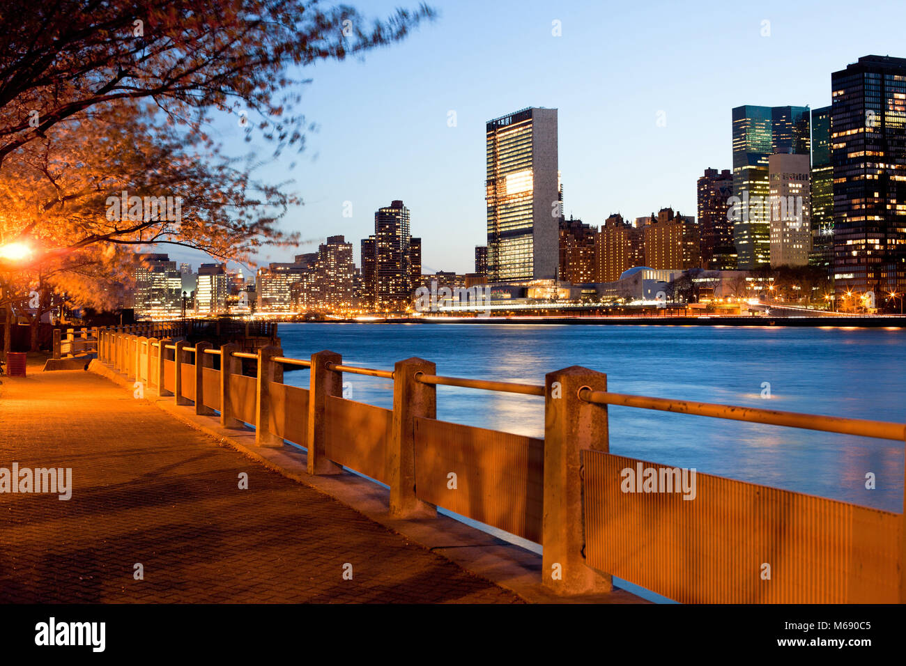 La riva di Roosevelt Island e lo skyline di midtown Manhattan, New York City, Stati Uniti d'America Foto Stock