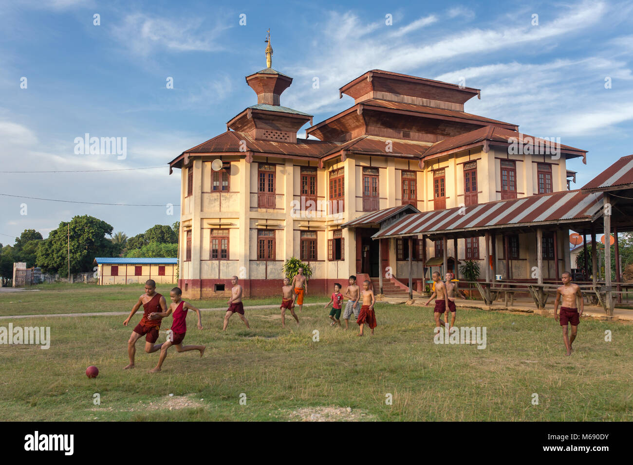 Hsipaw, Myanmar - Ottobre 7, 2016: birmani non identificato i monaci buddisti gioca a calcio nei pressi del monastero in Hsipaw, Birmania Foto Stock