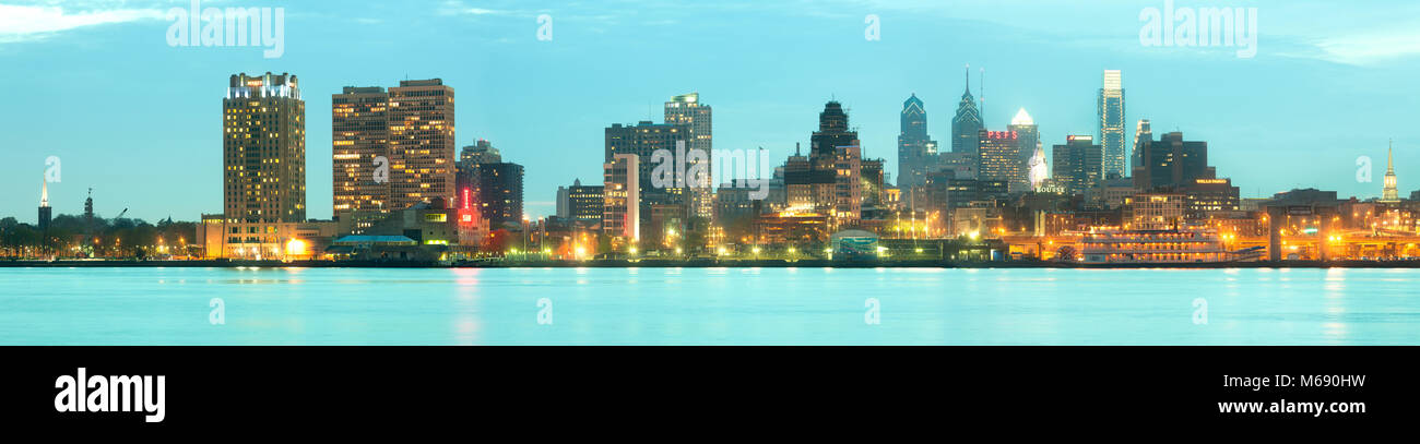 Philadelphia, Pennsylvania, Stati Uniti - Skyline degli edifici al centro di fronte fiume Delaware. Foto Stock