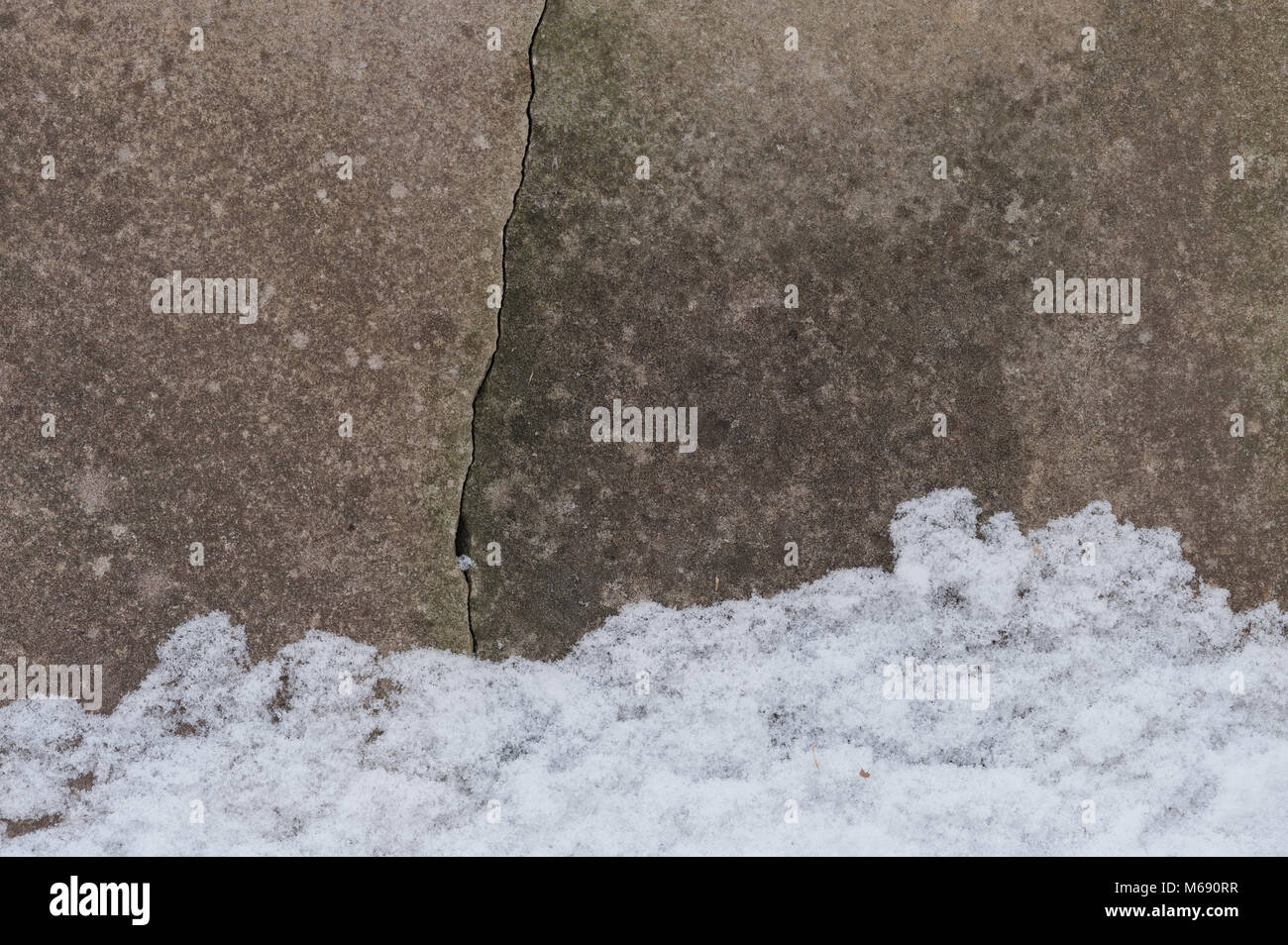 In assenza di scala incrinato weathered interstiziale di arenaria potrebbe essere scudo, faccia della montagna a picco sulla scogliera con neve edificazione sul bordo inferiore Foto Stock