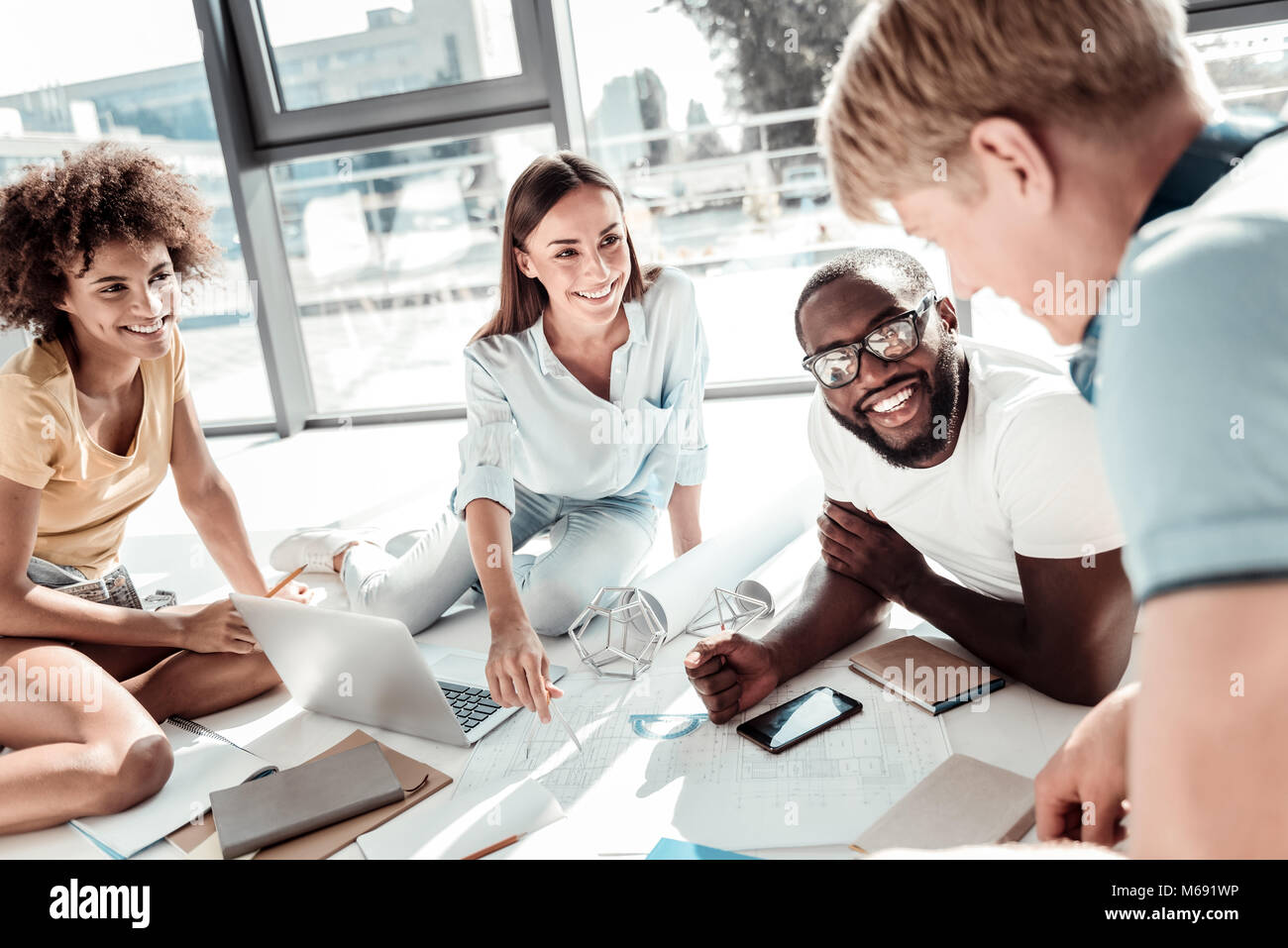 Bella gente gioiosa seduti in cerchio Foto Stock