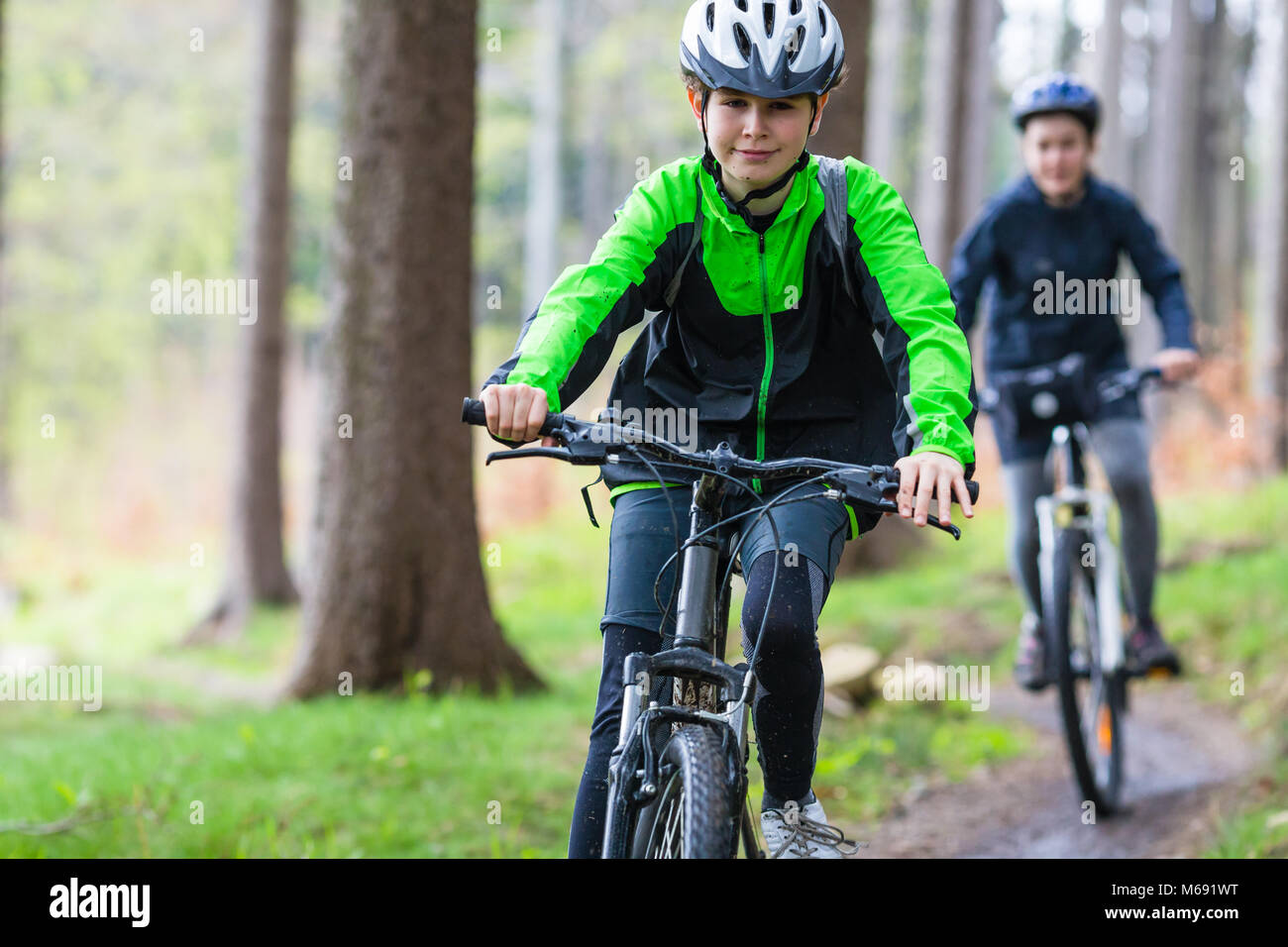 Uno stile di vita sano - ragazza adolescente e ragazzo escursioni in bicicletta Foto Stock