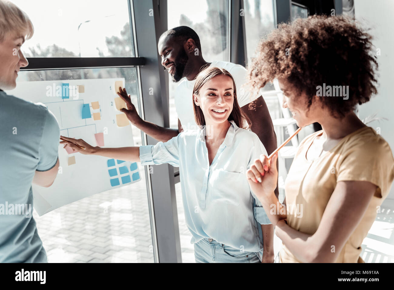 Positivo il team creativo per discutere il loro progetto Foto Stock