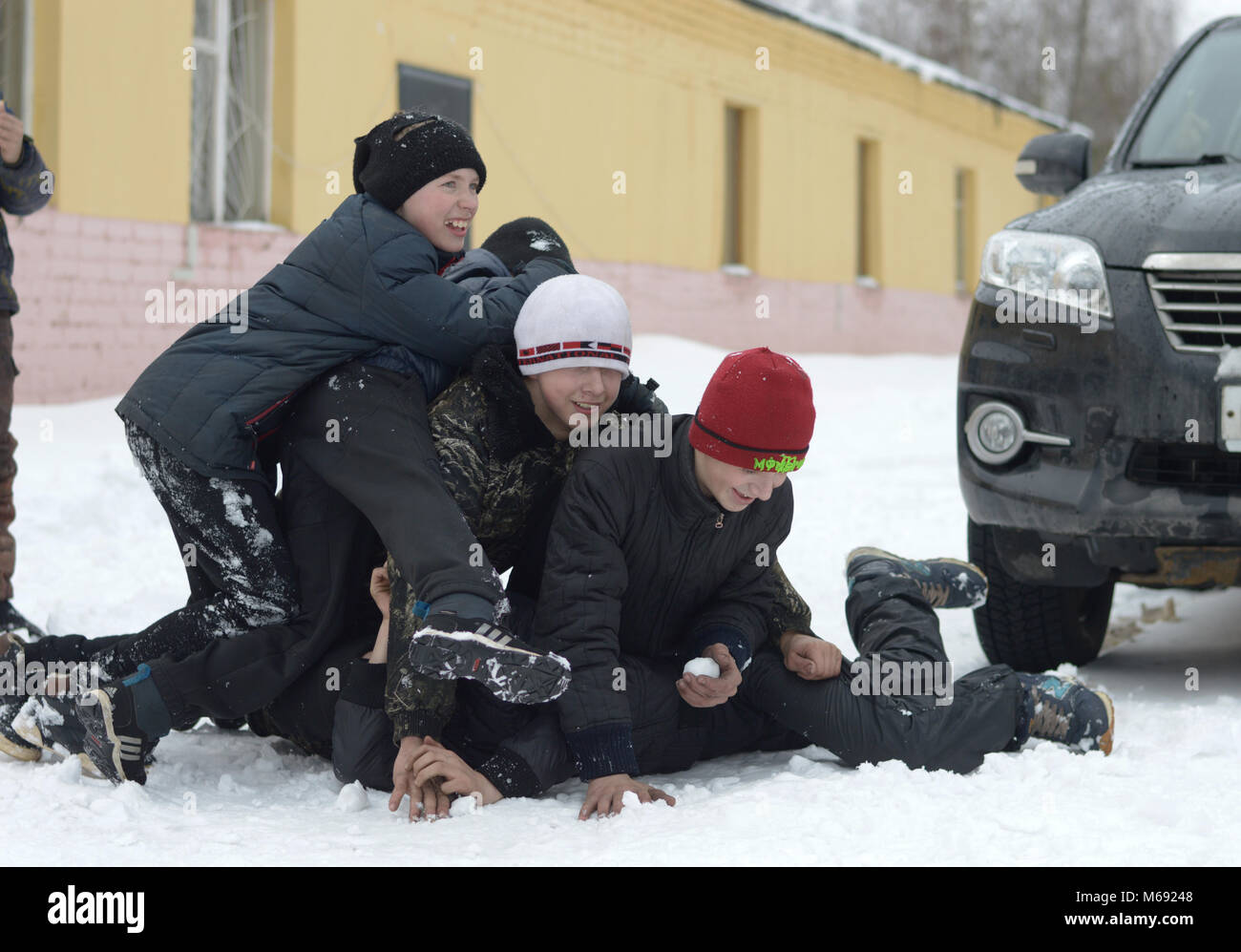 Kovrov, Russia. Il 27 febbraio 2016. Inverno competizioni karting nel complesso sportivo Motodrom. Ragazzi giocare dopo le gare Foto Stock