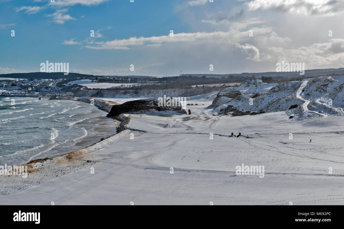 MORAY COAST SCOZIA Cullen Bay con il mare in tempesta e il campo da golf coperto in inverno la neve Foto Stock