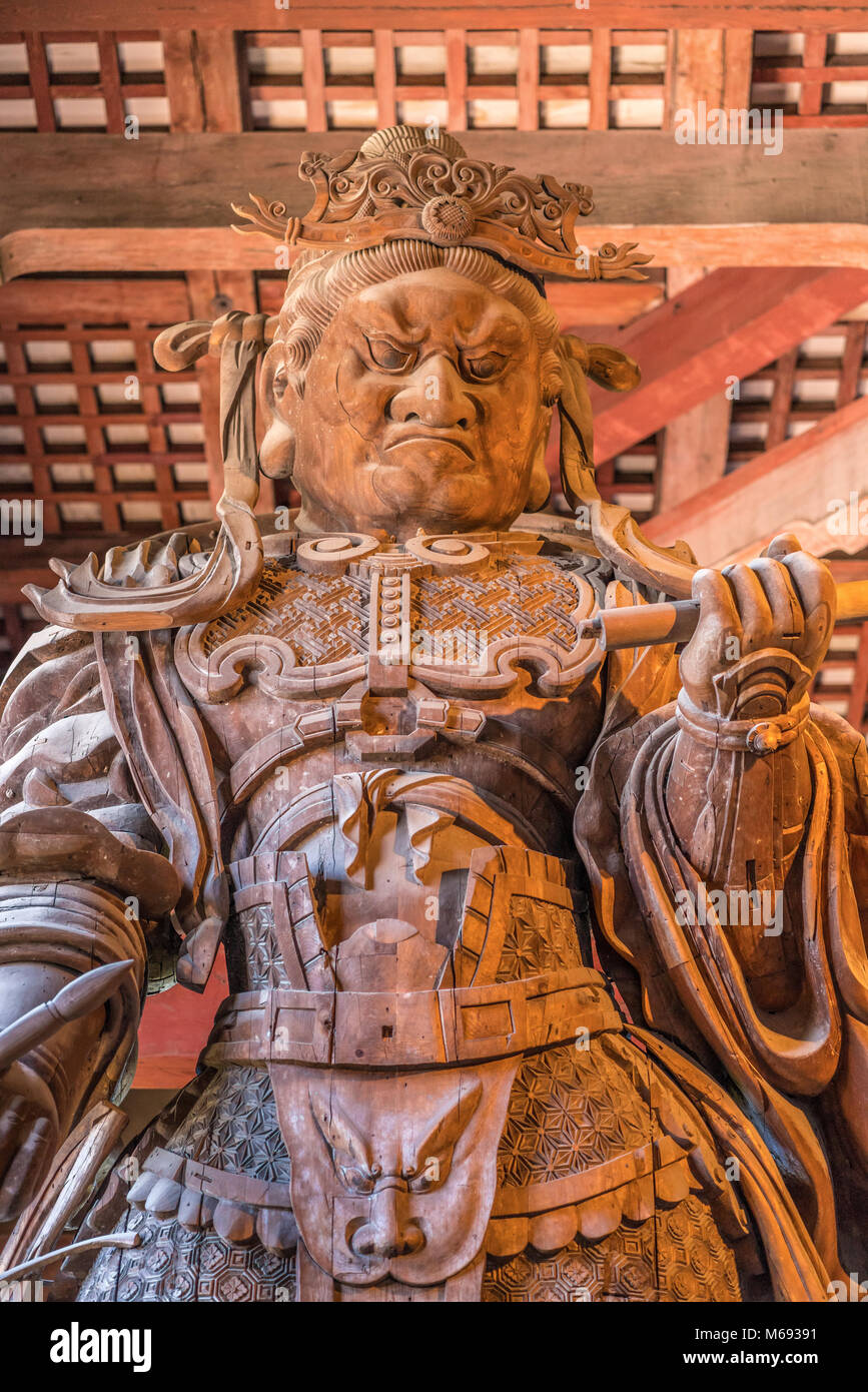 Statua in legno di Kokuten Guardiano (Re Deva) uno dei Guardiani Celesti di quattro Direzioni a Daibutsu-den (Sala Grande Buddha) nel Tempio Todai-ji Foto Stock