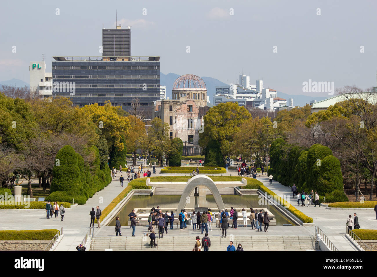 La vista dal centro pace museo verso l'una bomba struttura nell'Hiroshima Peace Memorial Park, Giappone. Foto Stock