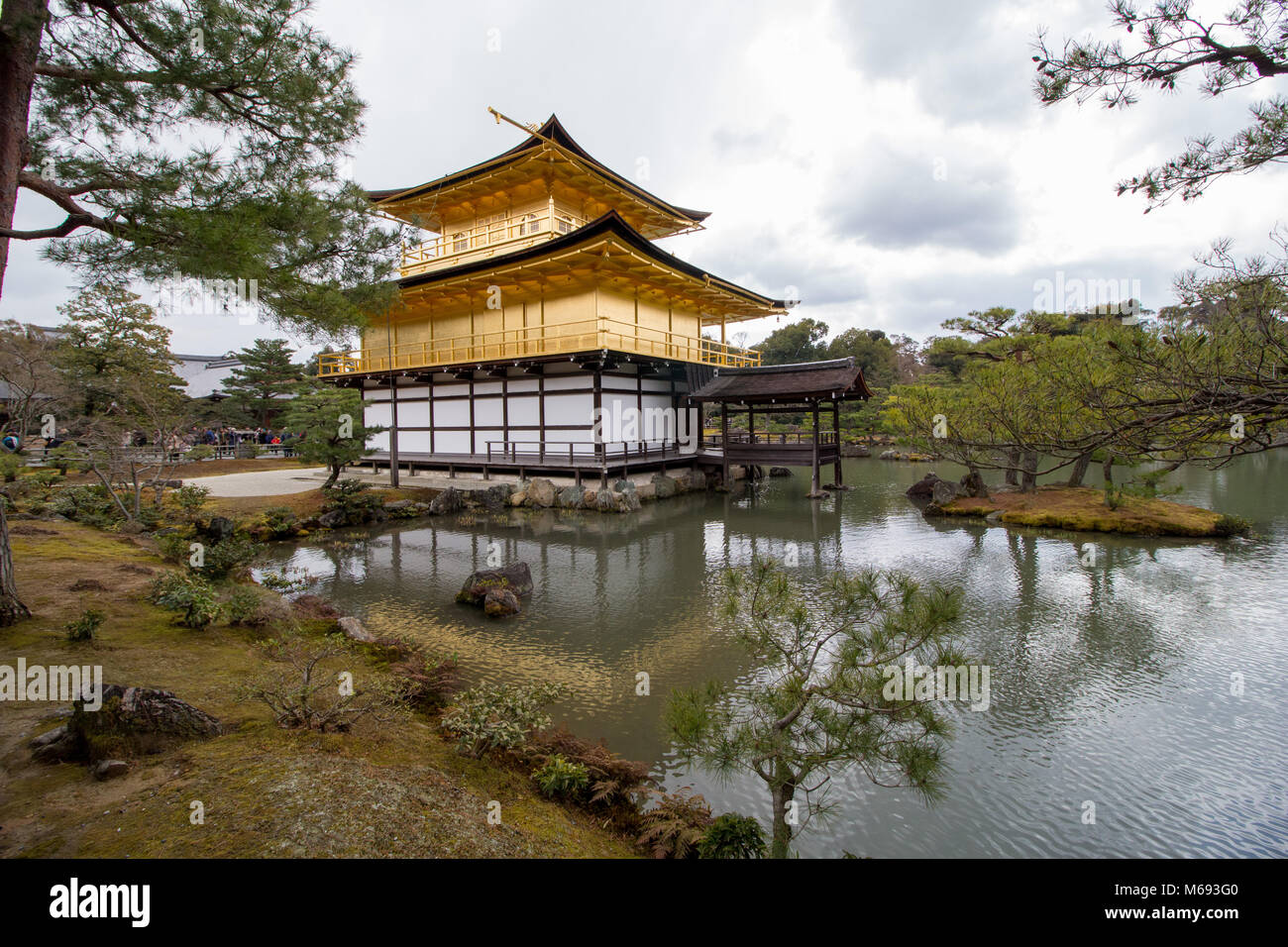 Kinkaku-ji, denominato ufficialmente Rokuon-ji è uno Zen tempio buddista a Kyoto, in Giappone. Si tratta di uno dei più famosi edifici in Giappone. Foto Stock