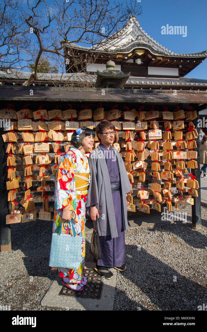 Un paio che hanno ingaggiato tradizionali costumi giapponesi sono illustrati nell'area di Gion di Kyoto, Giappone vicino al Kiyomizu-dera tempio buddista. Foto Stock