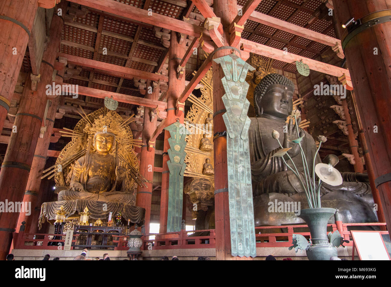 Le enormi statue nel Tōdai-ji tempio Buddista complesso situato nella città di Nara, Giappone. Foto Stock