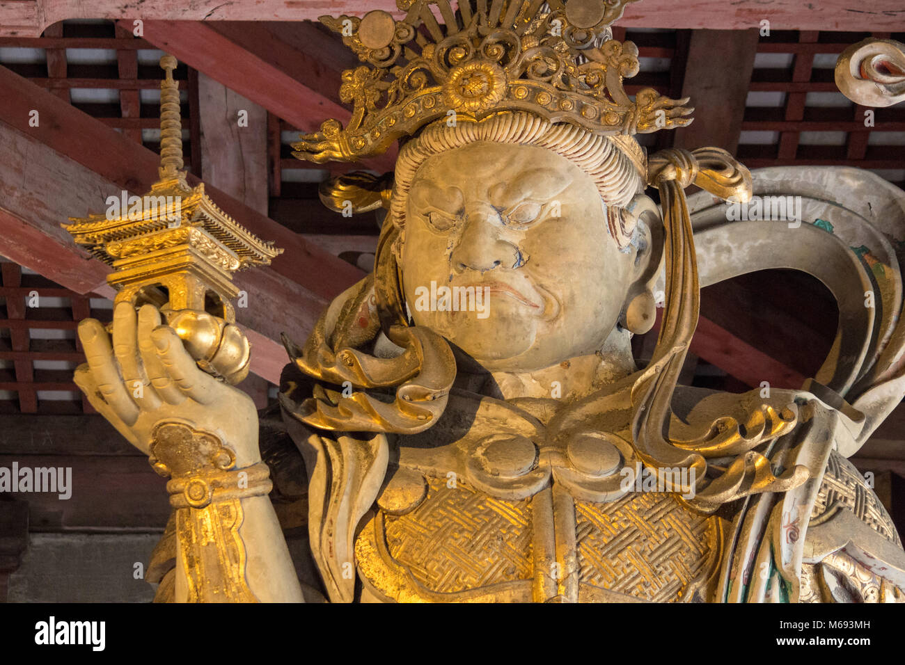 Le enormi statue nel Tōdai-ji tempio Buddista complesso situato nella città di Nara, Giappone. Foto Stock