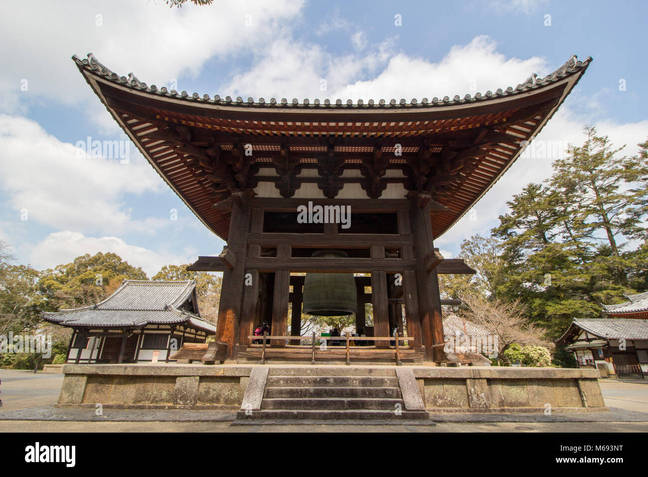 La torre campanaria nel Tōdai-ji tempio Buddista complesso situato nella città di Nara, Giappone. Foto Stock