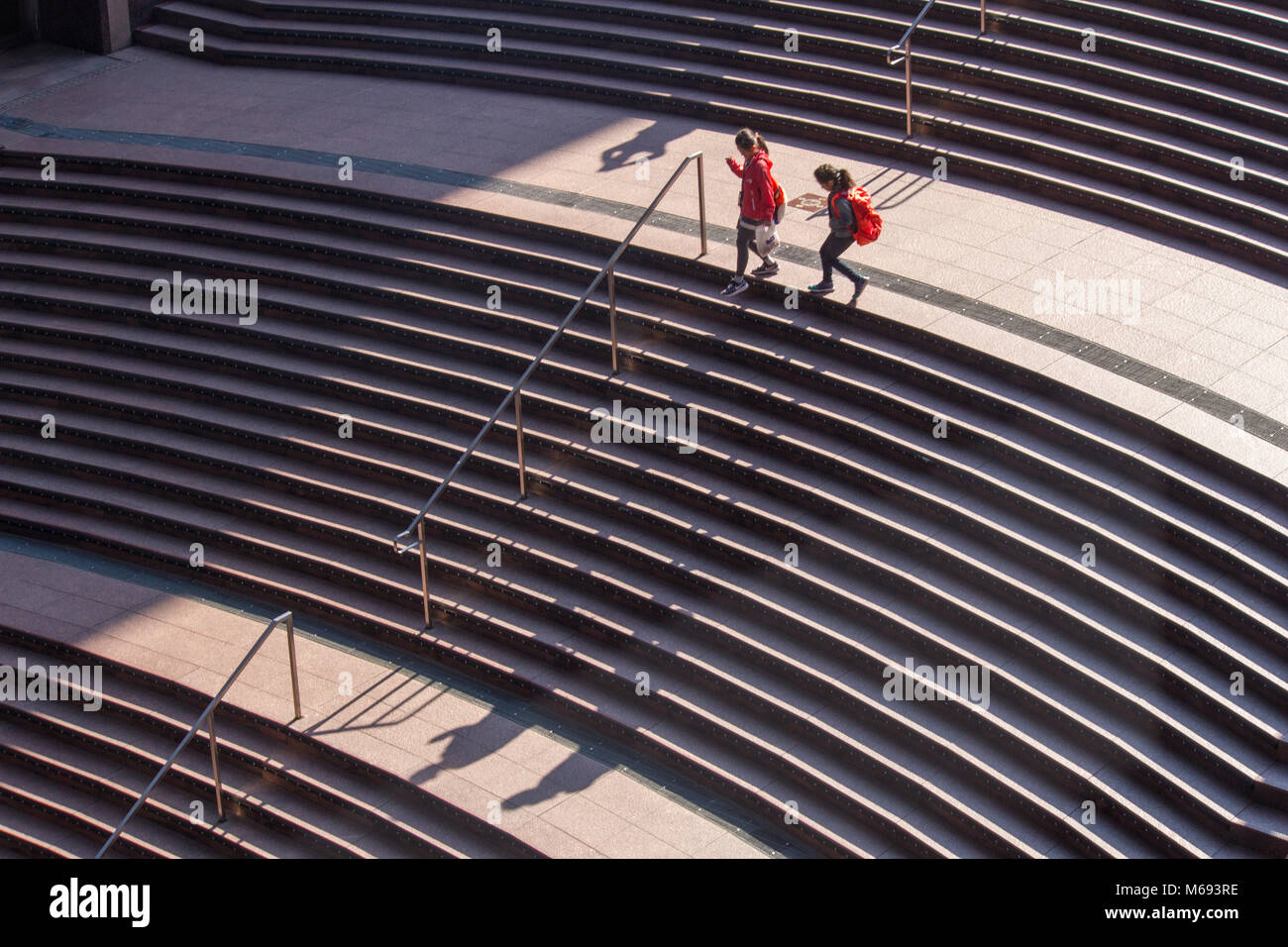 Ombre di persone sui passi nella struttura moderna di Kyoto stazione ferroviaria che ospita un grande magazzino ed enormi scale Foto Stock