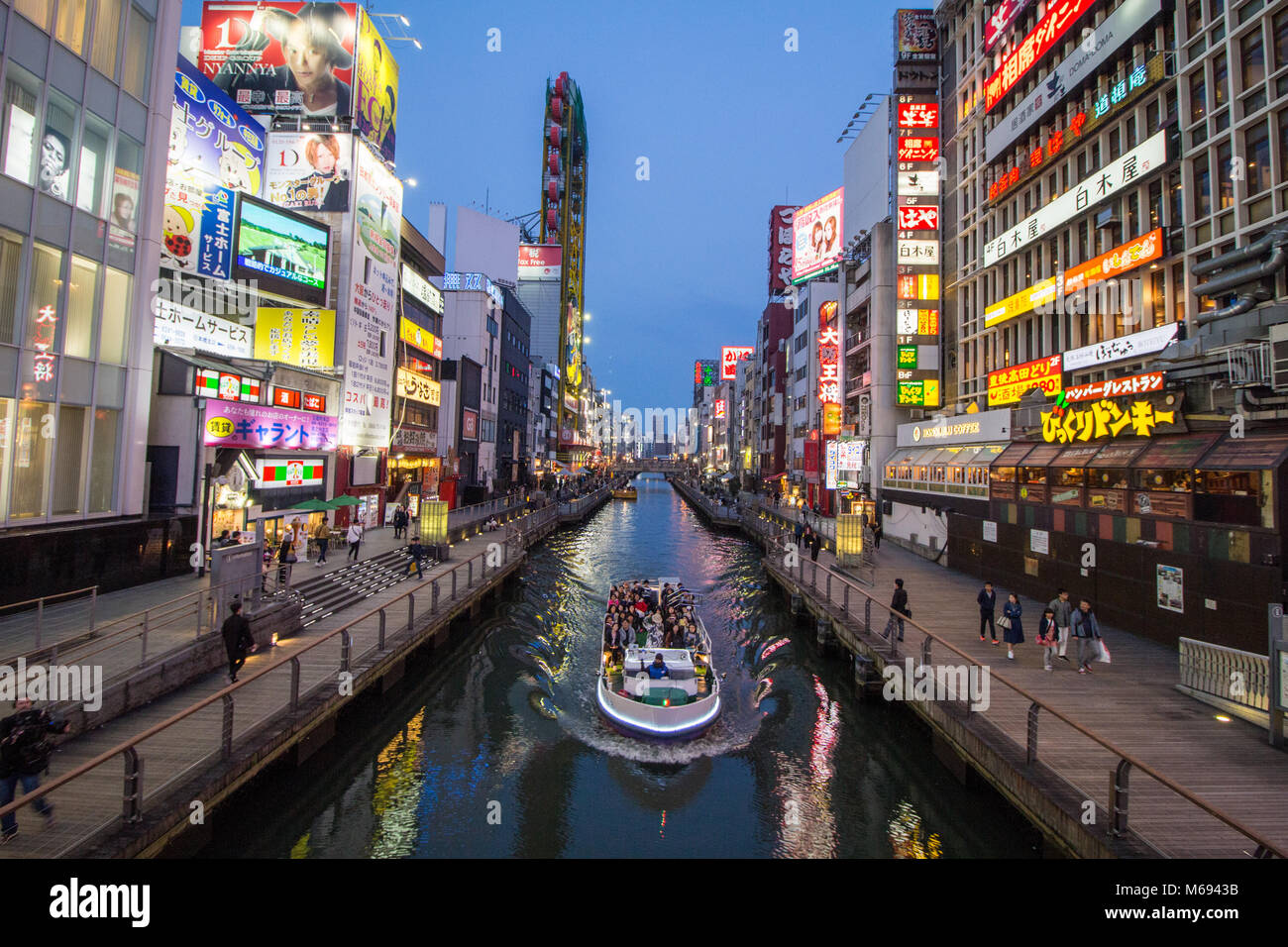 Presto la sera la vita notturna nella trafficata area intorno Dotonbori, Osaka, Giappone Foto Stock