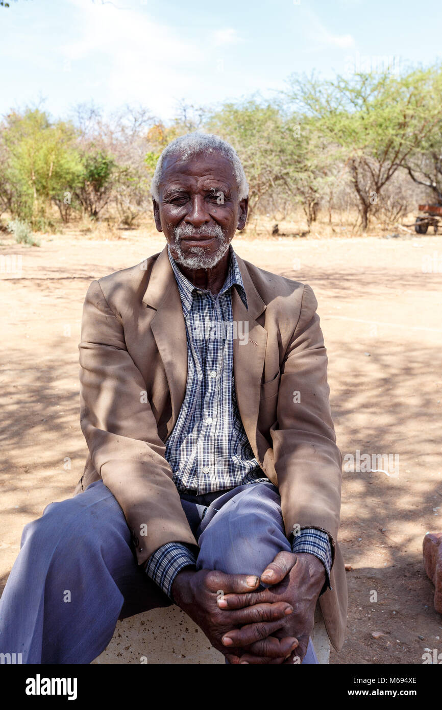 Il Botswana, FRANCISTOWN, 28 ottobre: vecchio uomo africano, si siede da strada di Francistown, la seconda più grande città in Botswana, Ottobre 28, 2014, il Botswana Foto Stock