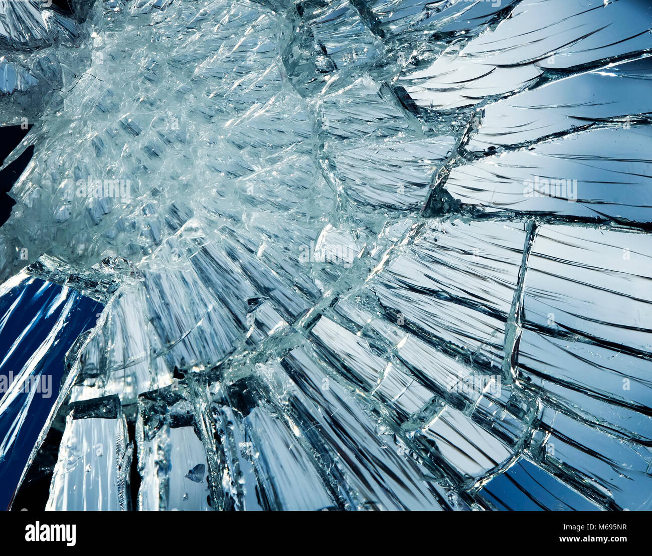 Texture di sfondo a specchio coperto con piccoli e grandi crepe e schegge Foto Stock