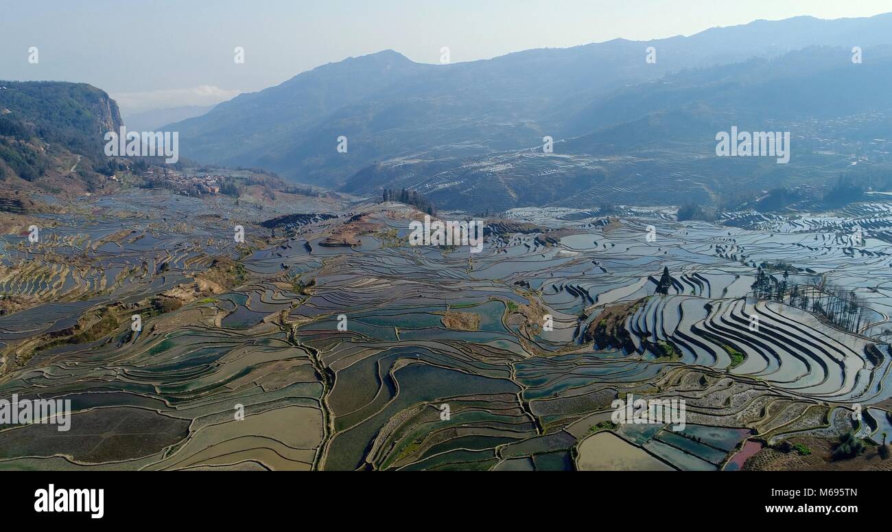 Vista in una valle che mostra il magnifico Yuanyang terrazze di riso degradante verso le montagne. Patrimonio Mondiale UNESCO Foto Stock