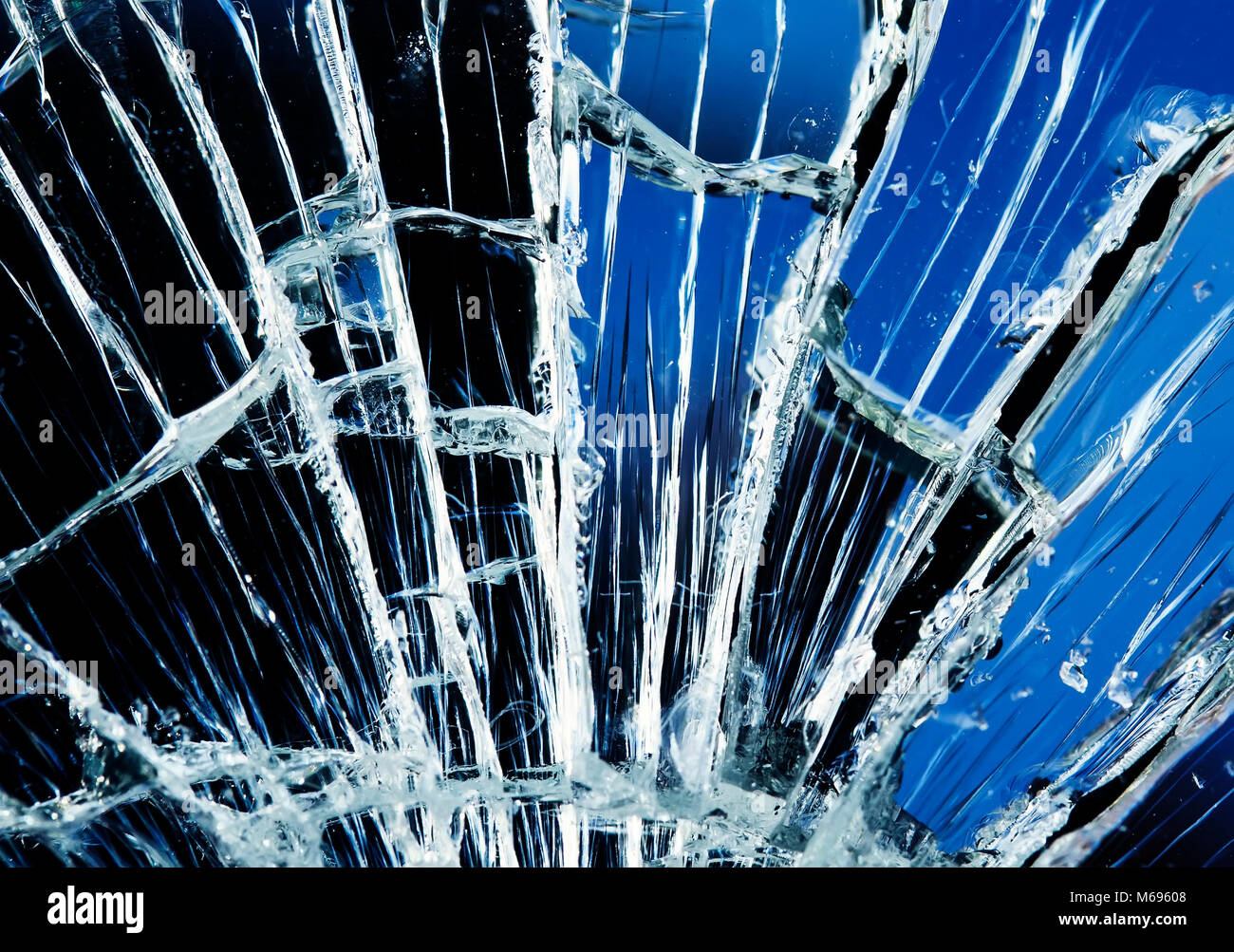 Texture di sfondo a specchio blu coperto con piccoli e grandi crepe bianco e schegge Foto Stock