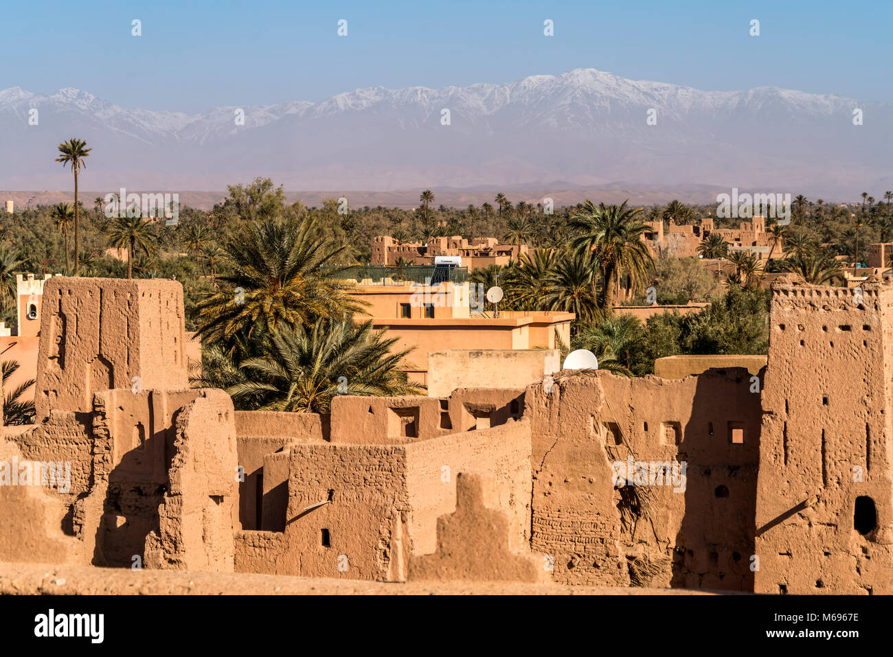 Kasbah Amerhidil oder Imridil und die Palmen-Oase Skoura, Ouarzazate, Königreich Marokko, Afrika | Kasbah Amerhidil o Imridil e palme da dattero di Sk Foto Stock