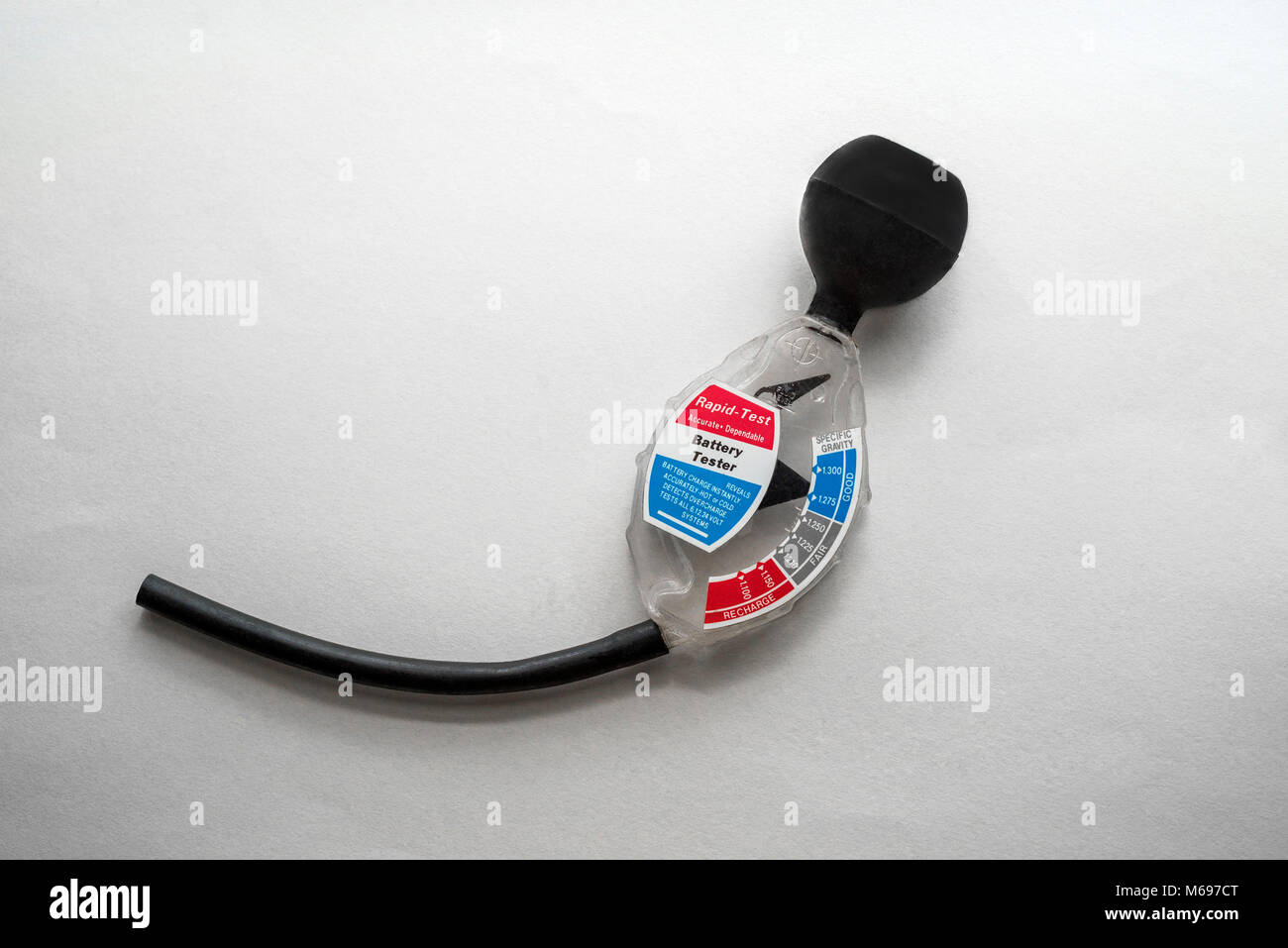 Tester della batteria o un densimetro per testare la gravità specifica o elettroliti di batterie di automobile. Foto Stock