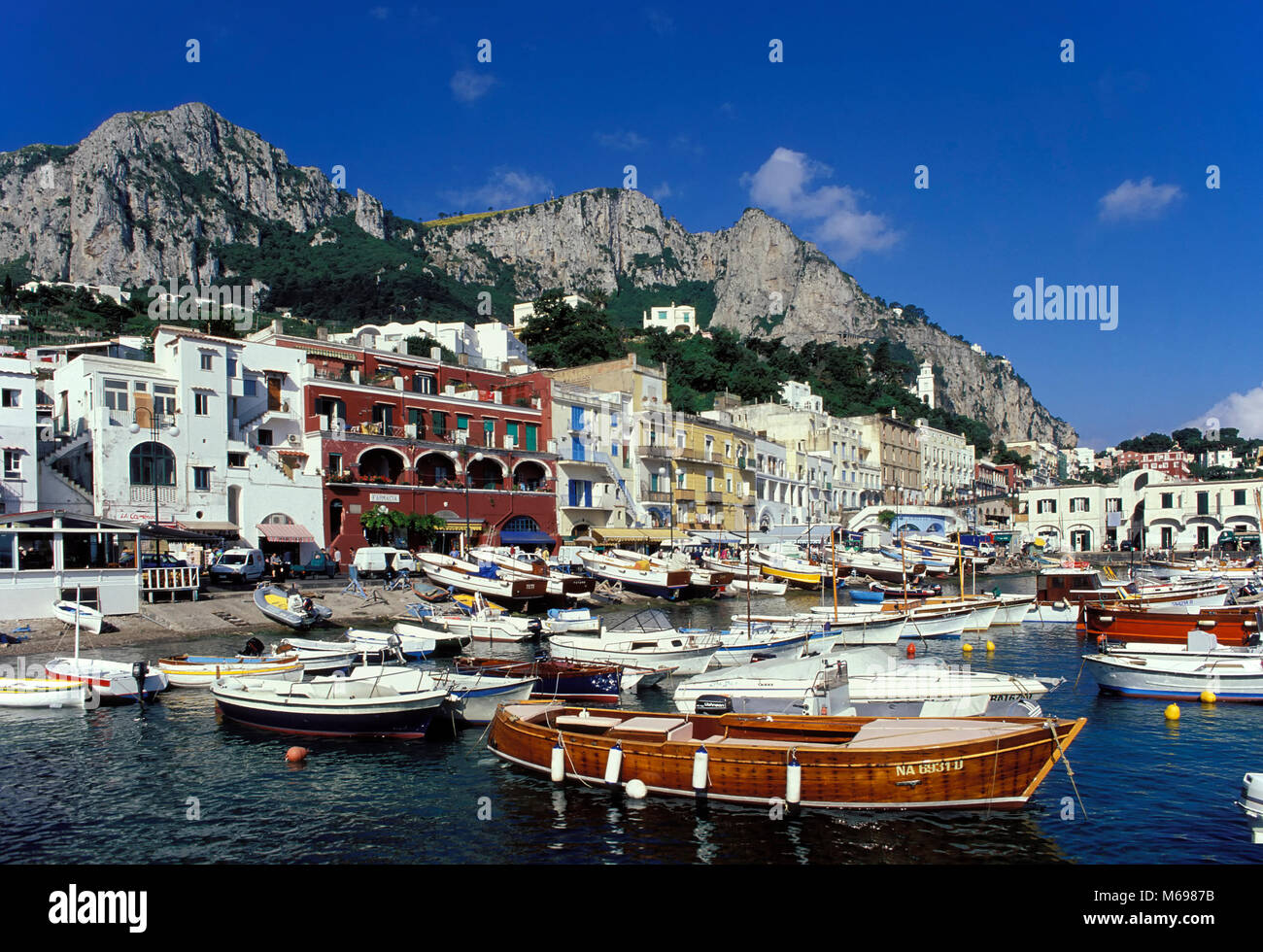 Le barche nel porto di Marina Grande, l'isola di Capri, Italia, Europa Foto Stock