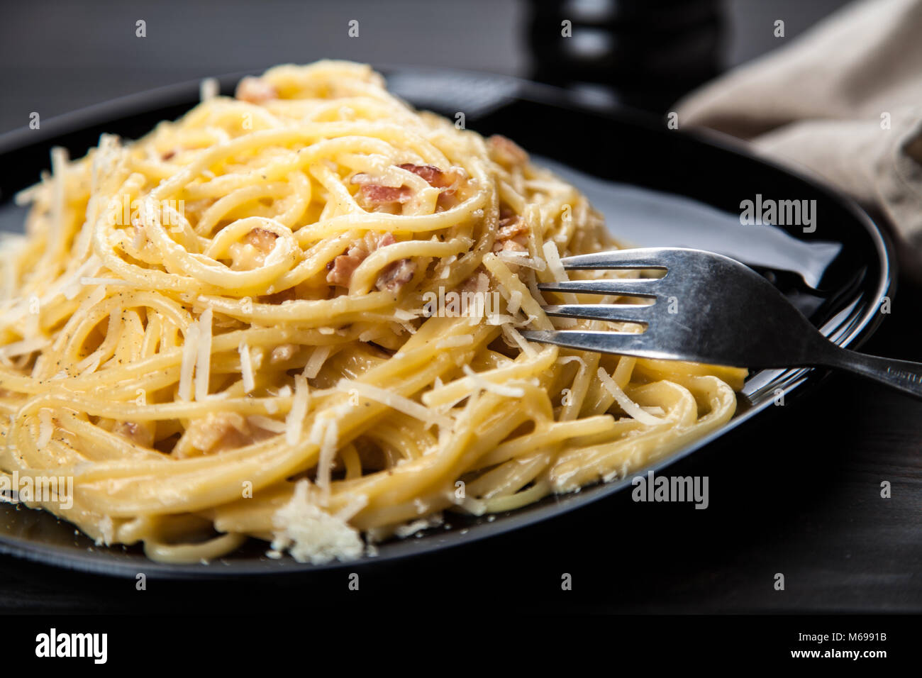 Spaghetti alla carbonara con uova e pancetta Foto Stock