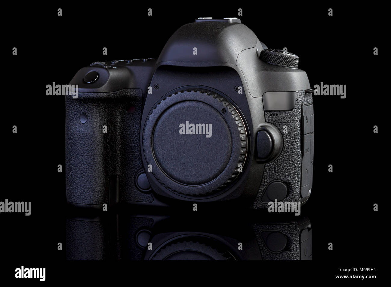 Fotocamera reflex digitale vista frontale in vetro nero lo sfondo Foto Stock