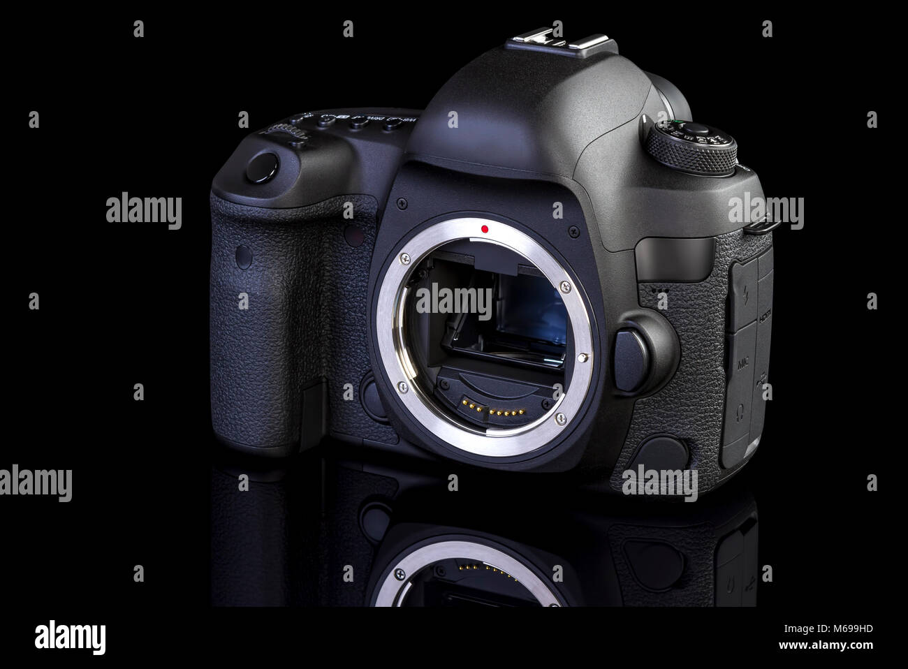 Fotocamera reflex digitale lato frontale in vetro nero lo sfondo Foto Stock