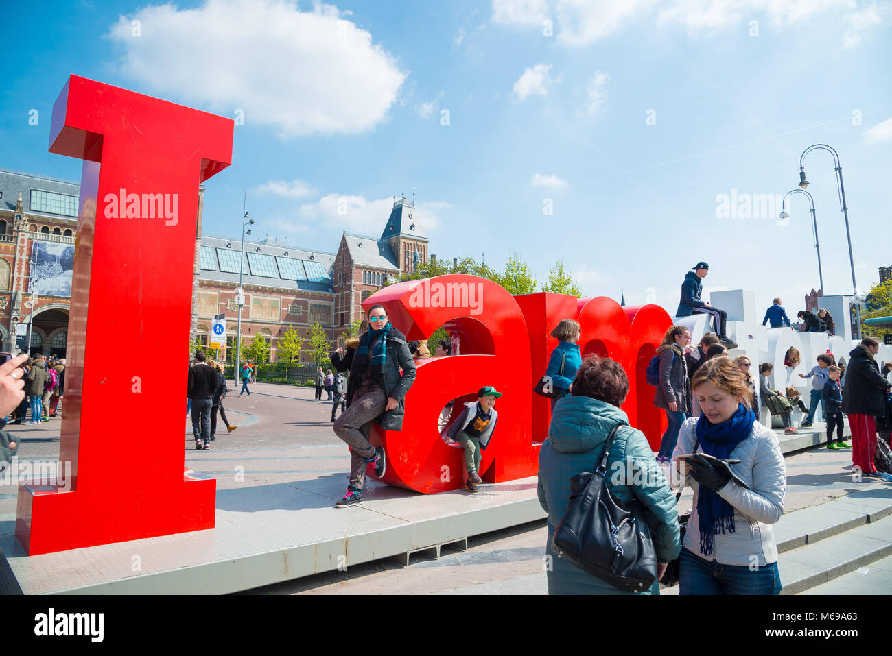 Amsterdam, Paesi Bassi - 20 Aprile 2017: il Rijksmuseum e la statua di I am Amsterdam al giorno, Paesi Bassi Foto Stock