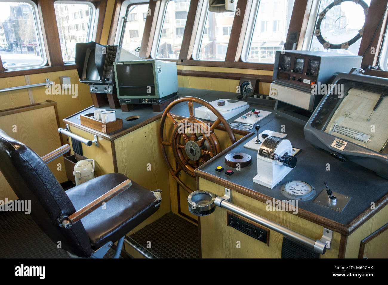 Interno del bridge / pilothouse / timoneria dell'ultimo Islanda trawler Amandine, rinnovato barca da pesca ora serve come museo di Ostenda, Belgio Foto Stock