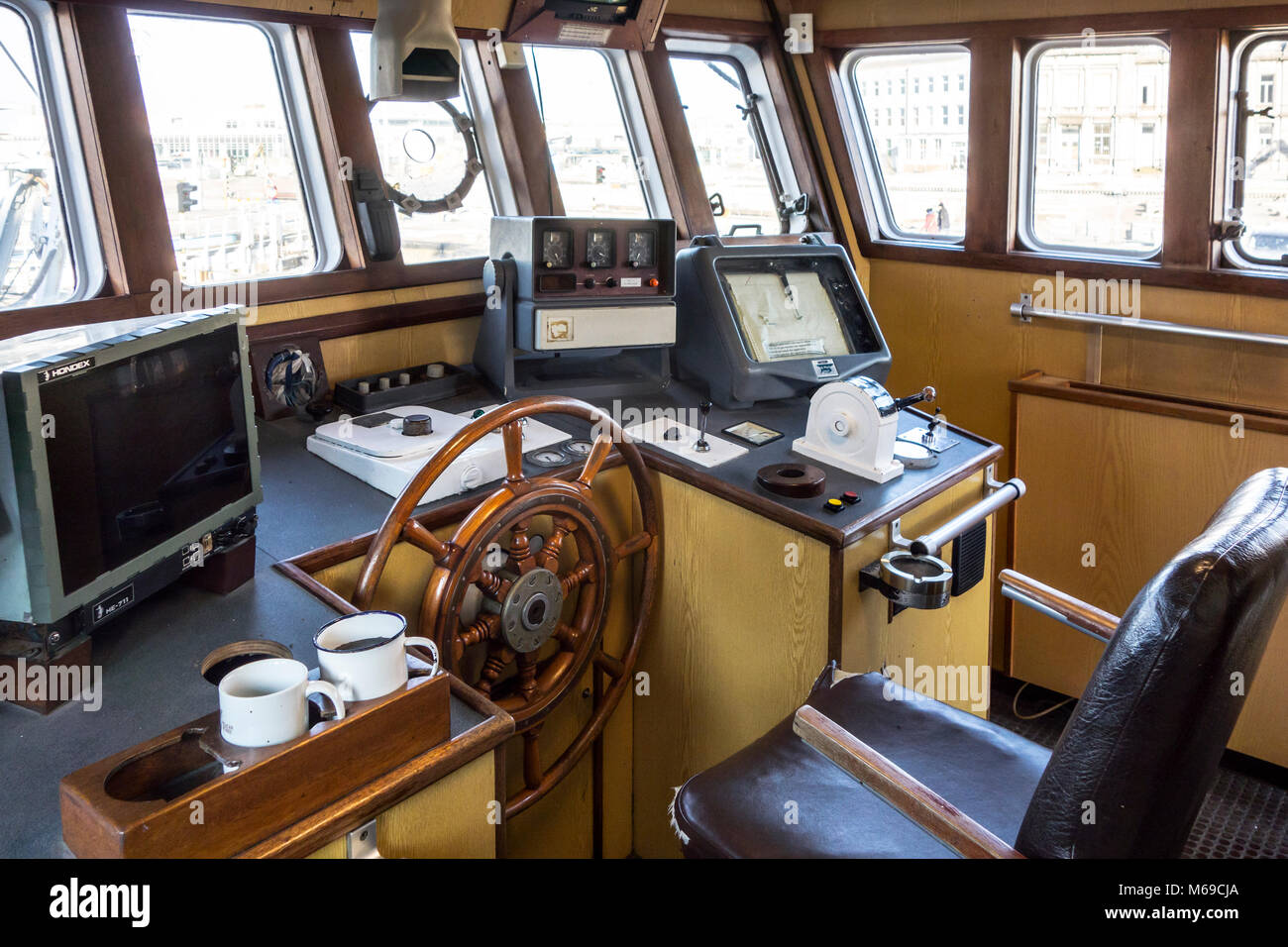 Interno del bridge / pilothouse / timoneria dell'ultimo Islanda trawler Amandine, rinnovato barca da pesca ora serve come museo di Ostenda, Belgio Foto Stock