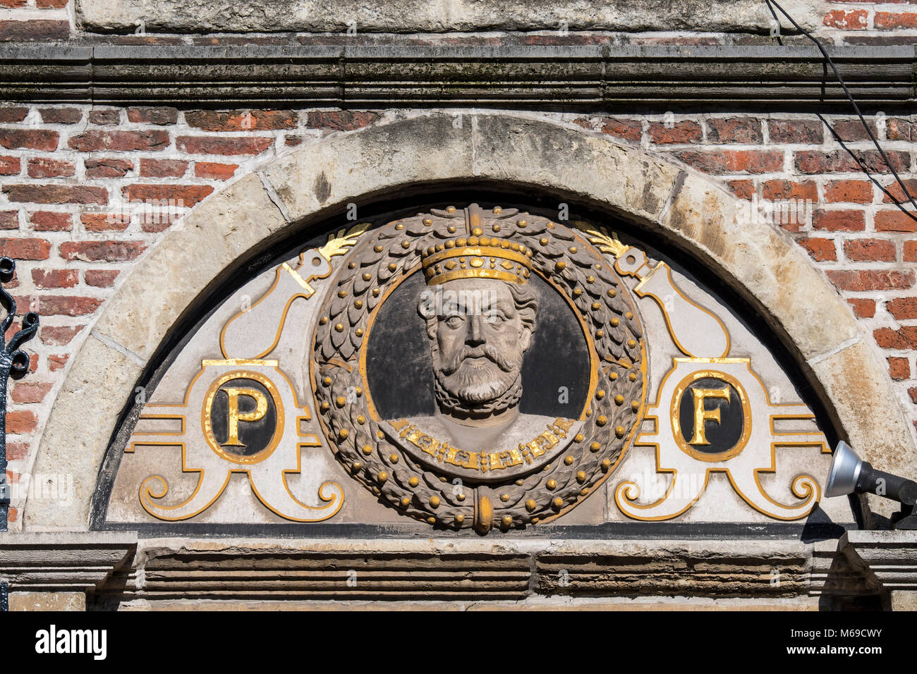 Uno dei 14 busti di Conte delle Fiandre, Filippo II di Spagna / Philippus Filius sulla casa del XVI secolo front De Gekroonde Hoofden, Gand, Belgio Foto Stock