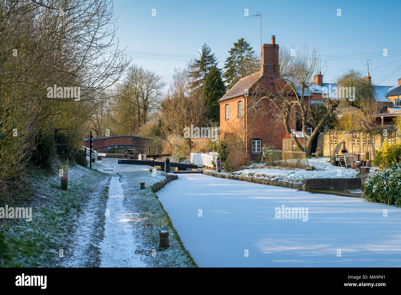Cropredy bloccare i detentori cottage in inverno la neve. Cropredy, Oxfordshire, Inghilterra Foto Stock