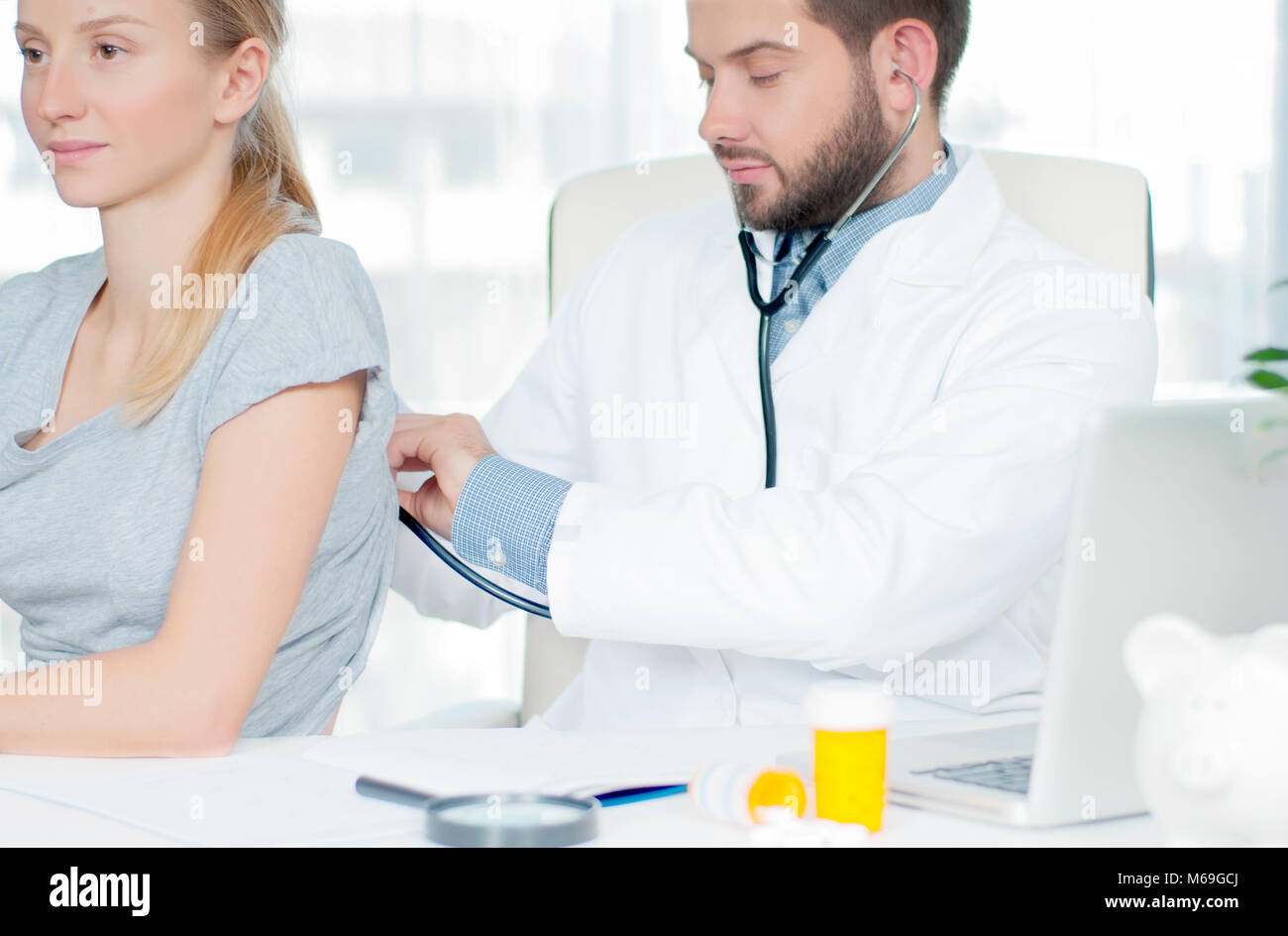 Medico con stetoscopio ascoltando il paziente. Controllo medico il battito  cardiaco del paziente Foto stock - Alamy