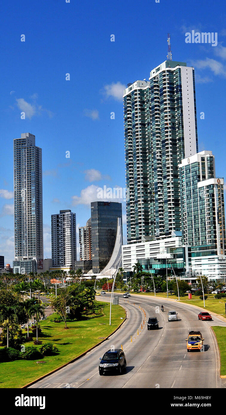 Scena stradale, Balboa Avenue, Miramar, città di Panama, Repubblica di Panama Foto Stock