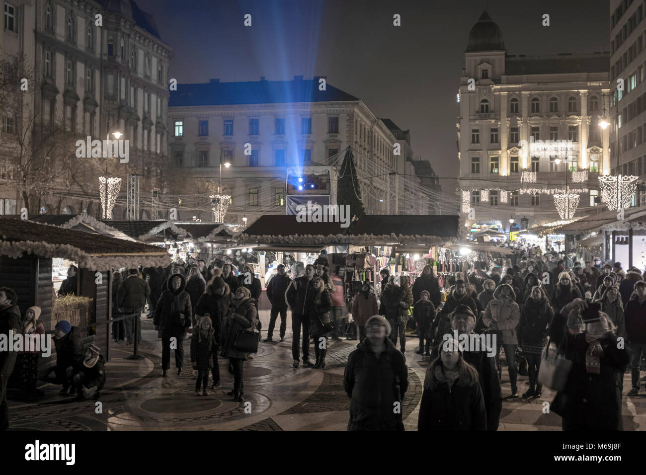 Una folla di persone in piedi guardando laser show a Budapest Foto Stock