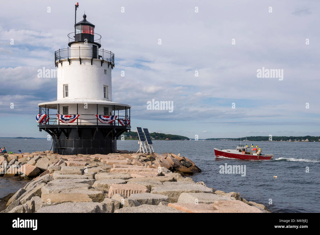 Lobster Boat passa dalla molla Point lighthouse a Portland, Maine. Foto Stock