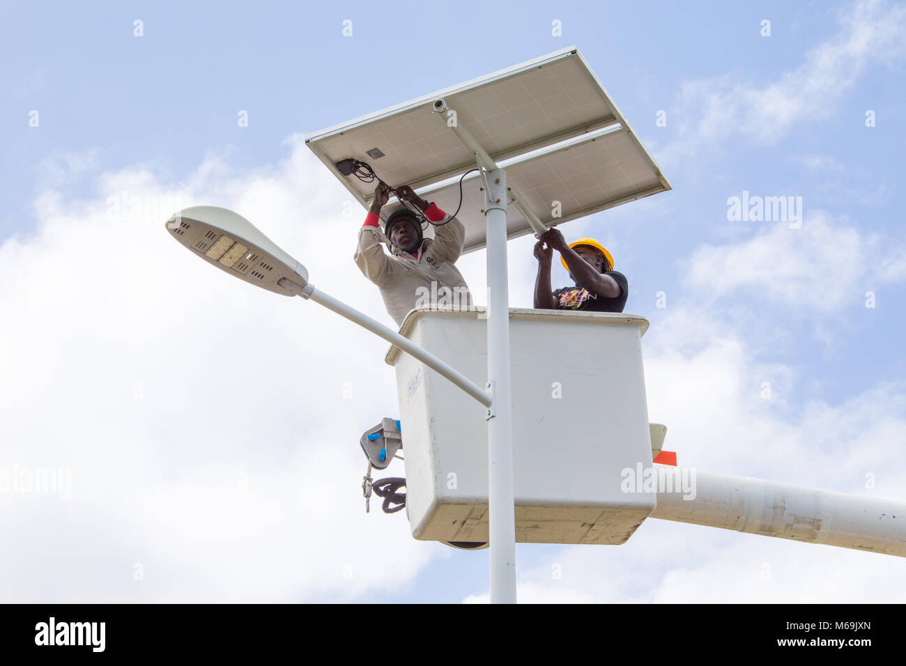 Strada luce solare installazione in Antigua Foto Stock
