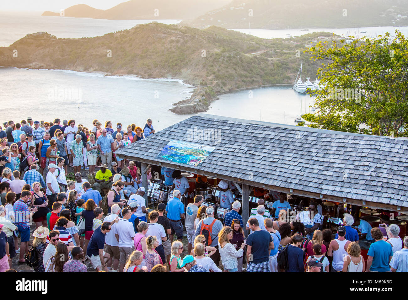 Tamburi Steelpan a Shirley Heights domenica barbeque, Antigua Foto Stock