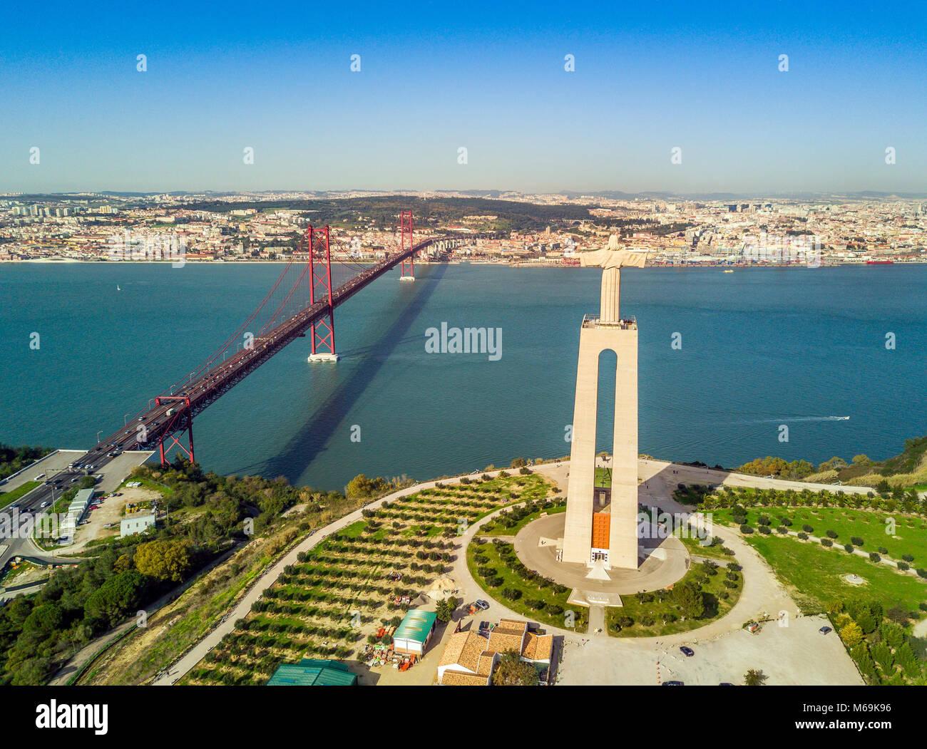 Gesù Cristo monumento dal fiume Tago a Lisbona, Portogallo Foto Stock