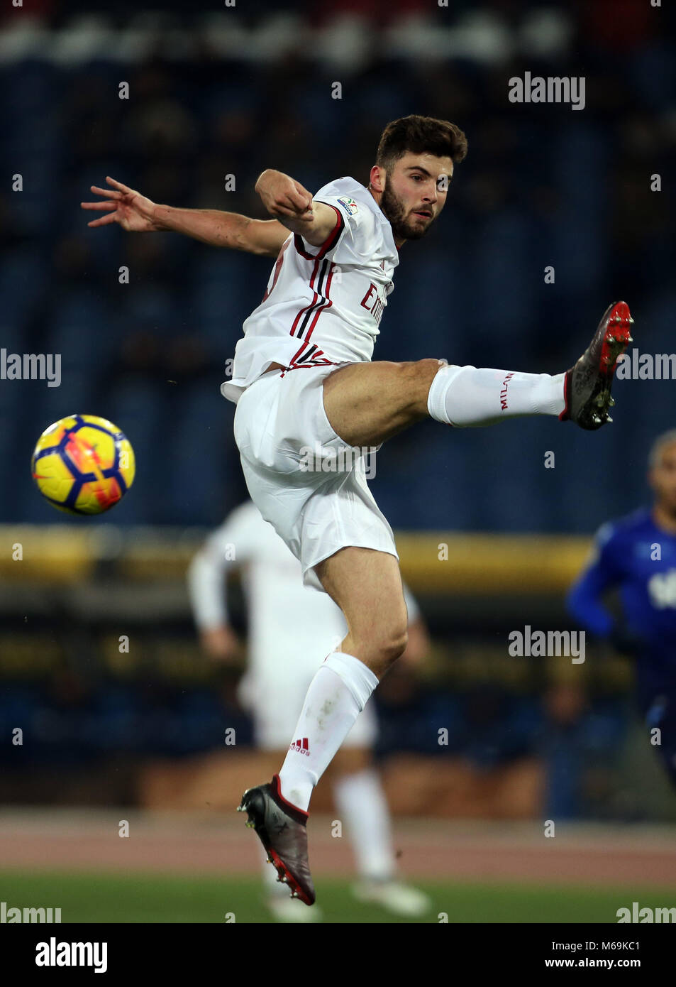 Roma, Italia. 28 Feb, 2018. Il 28 febbraio 2018, Stadio Olimpico, Roma, Italia; Coppa Italia Calcio, semi finale, la seconda gamba, Lazio contro il Milan; Patrick Cutrone di AC Milan controlla il credito a sfera: Giampiero Sposito/Pacific Premere Credito: Giampiero Sposito/Pacific Press/Alamy Live News Foto Stock