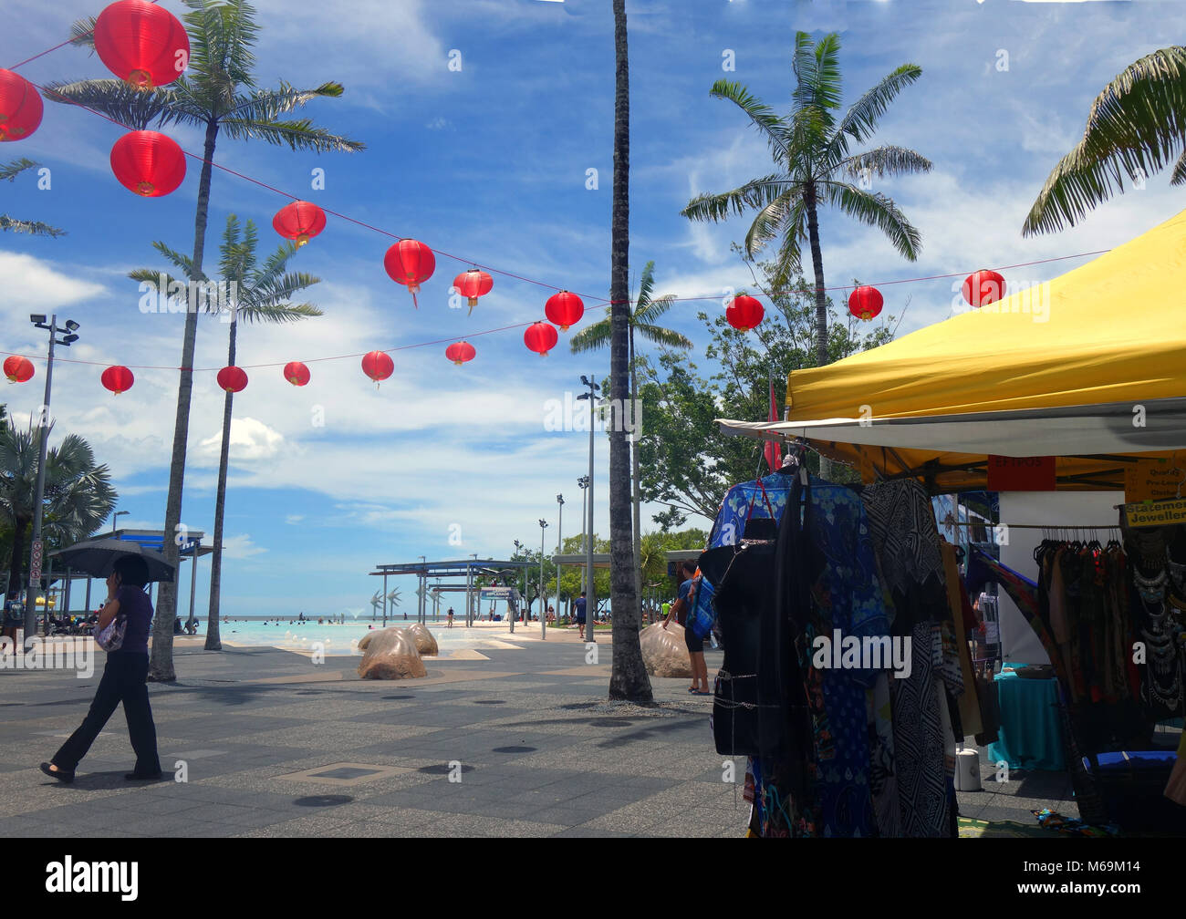Mercati all'aperto accanto alla laguna di Cairns, l'Esplanade, Cairns, Queensland, Australia. No signor o PR Foto Stock