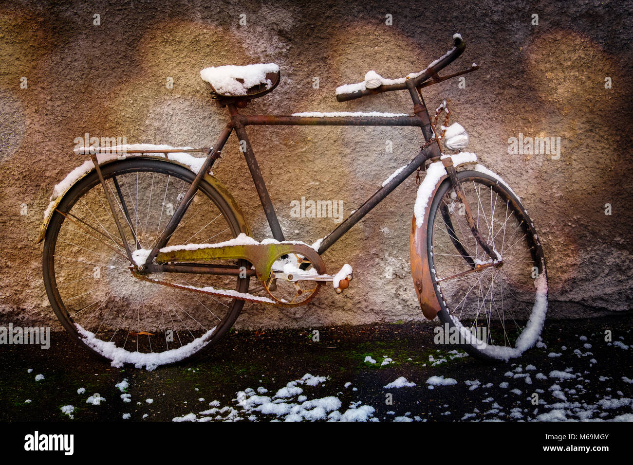 Vecchio dimenticato in bici sotto la neve su una parete, scena di neve. Troinex, Genève Suisse. Ginevra. La Svizzera. Europa Foto Stock