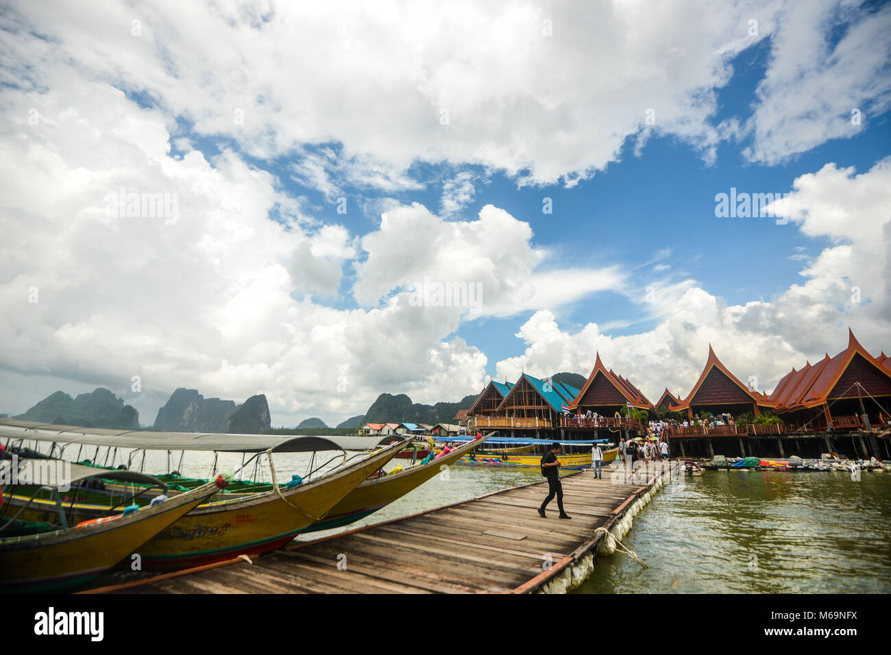 Koh Panyee insediamento costruito su palafitte di Phang Nga Bay, Thailandia Foto Stock