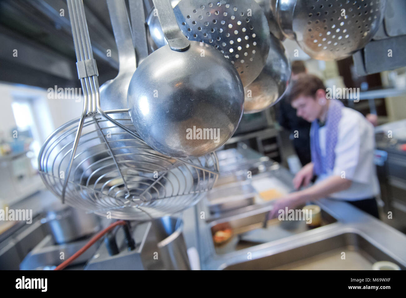 01 marzo 2018, Germania, Zempin: visualizzare in una cucina di un hotel sull'isola di Usedom. I reclami circa la carenza di lavoratori qualificati in hotel, gastronomia e di cura settore sono in crescita. Anche se le aziende stanno offrendo al di sopra della media di apprendistato e pagamento bonus, vi è ancora una mancanza di dipendenti. Al fine di risolvere questo problema, giovane vietnamita sono portati all'isola di Usedom con l aiuto di un agenzia di collocamento nel loro paese di origine. Foto: Stefan Sauer/dpa Foto Stock