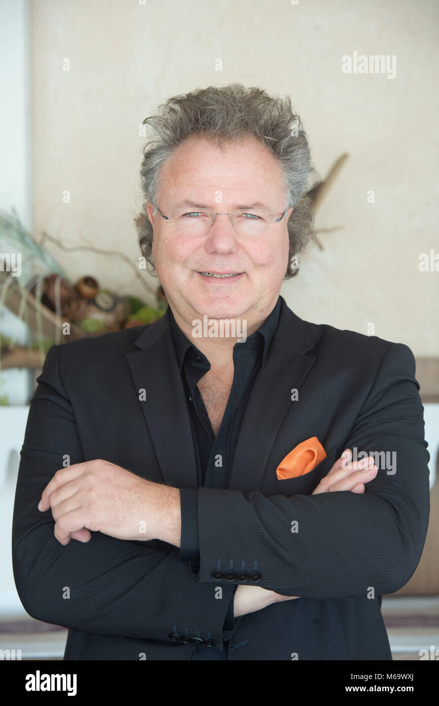 01 marzo 2018, Germania, Zempin: Krister Hennige, testa del Dehoga alleanza regionale, stando in piedi in un hotel sull'isola di Usedom. I reclami circa la carenza di lavoratori qualificati in hotel, gastronomia e di cura settore sono in crescita. Anche se le aziende stanno offrendo al di sopra della media di apprendistato e pagamento bonus, vi è ancora una mancanza di dipendenti. Al fine di risolvere questo problema, giovane vietnamita sono portati all'isola di Usedom con l aiuto di un agenzia di collocamento nel loro paese di origine. Foto: Stefan Sauer/dpa Foto Stock